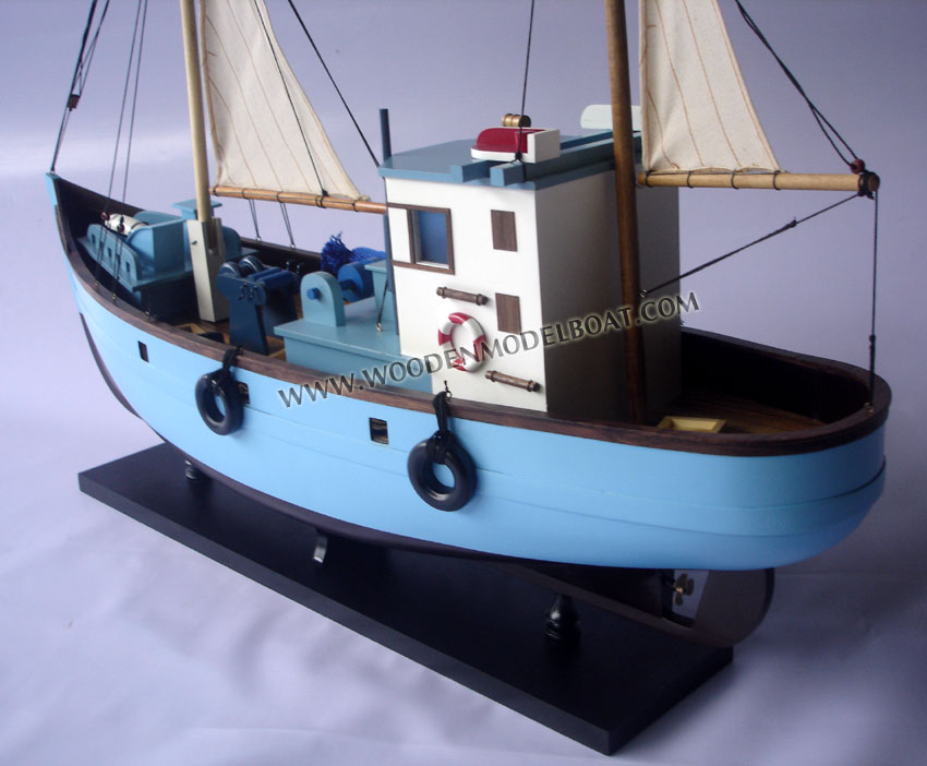 MODEL VINTAGE FISHING BOAT