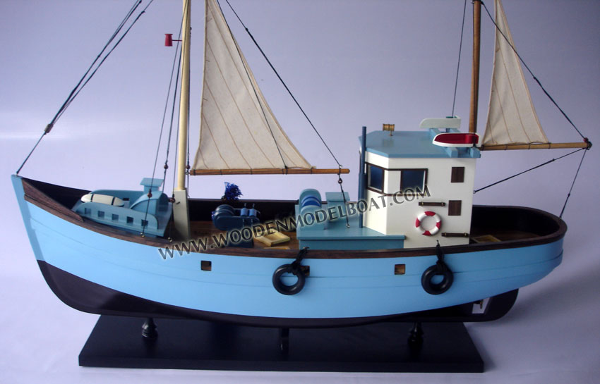 MODEL VINTAGE FISHING BOAT